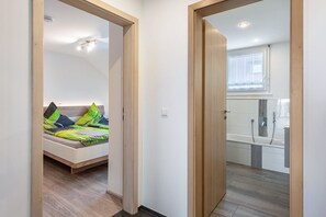 2 habitaciones, escritorio, tabla de planchar con plancha y wifi gratis 