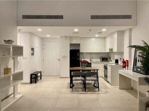 Private kitchen - One Bed in Jumeirah next to Burj Al Arab, Luxurious brand new building (Dubai)