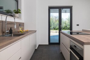 Kylskåp, mikrovågsugn, ugn och spishäll