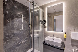 Suite Studio Luxe, 1 chambre | Salle de bain | Douche, sèche-cheveux, serviettes fournies, savon