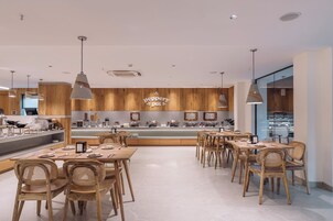 包含每日自助早餐