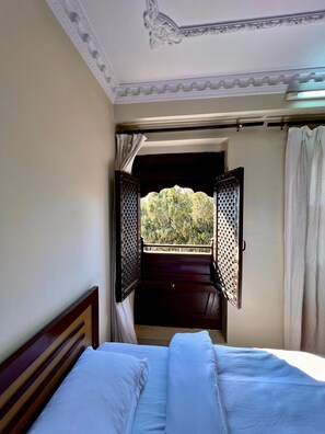 Kamar Triple Deluks | Meja kerja, ruang kerja ramah laptop, kedap suara, dan Wi-Fi gratis