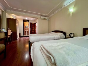Deluxe-Dreibettzimmer | Schreibtisch, laptopgeeigneter Arbeitsplatz, schallisolierte Zimmer
