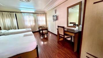 Deluxe driepersoonskamer | Een bureau, een laptopwerkplek, geluiddichte muren, gratis wifi