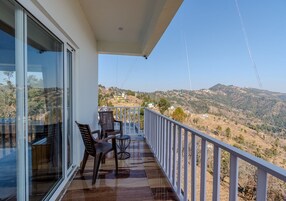 Executive King room with Himalayan view | Balcony