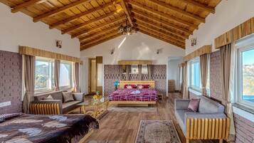 Presidential Suite with Kitchen 360 Degree View | Ruang tamu