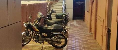 واجهة المنشأة - في المساء/الليل