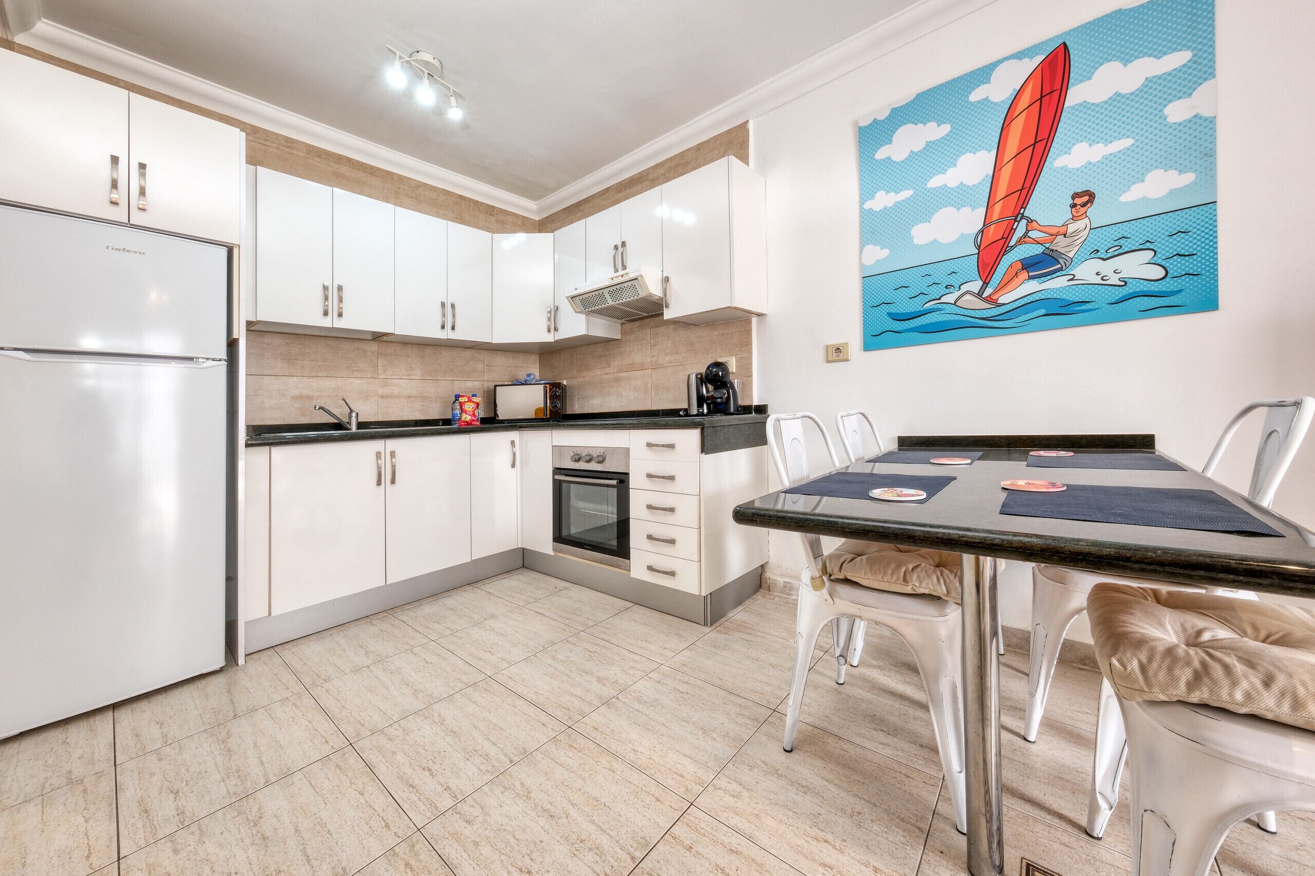 Een koelkast, een magnetron, een oven, een kookplaat