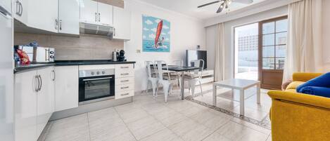 Een koelkast, een microgolfoven, een oven