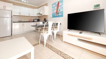 Refrigerador, microondas, horno y cafetera y tetera