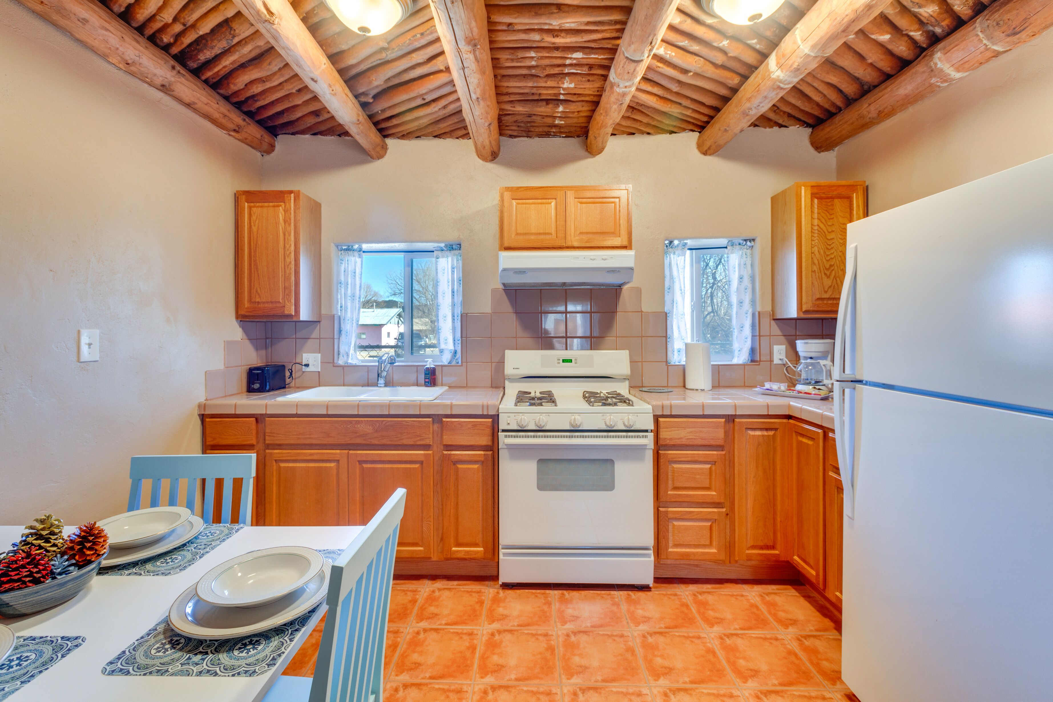 Kylskåp, mikrovågsugn, spishäll och kaffe- och tebryggare