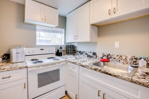 Køleskab, mikrobølgeovn, kogeplade, kaffe-/temaskine