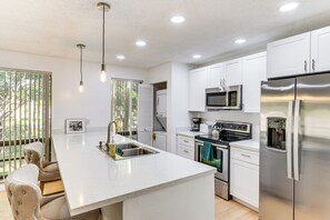 Fridge, microwave, stovetop, dishwasher - Condo in PGA National Resort w/ Pool & Spa! (Palm Beach Gardens)