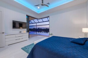 3 soverom, skrivebord, strykejern/-brett og reiseseng for barn