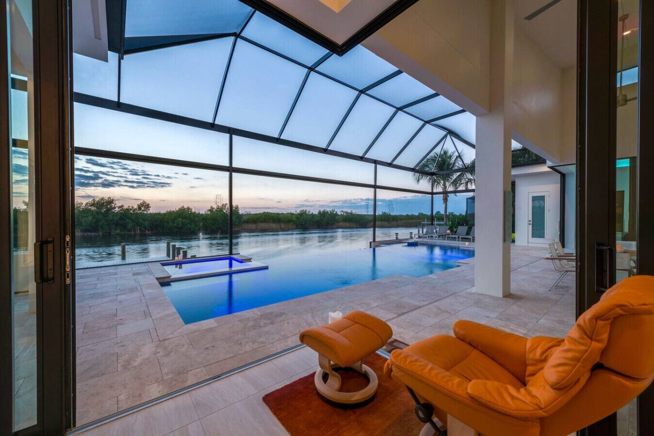 Lämmitetty uima-allas