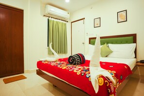Standard Double Room | Free WiFi, bed sheets - Saara Inn (Puducherry)