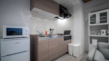 Basic Apartment | Private kitchen | Microwave, stovetop, rice cooker, cookware/dishes/utensils