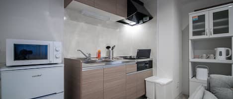 Appartamento Basic | Cucina privata | Microonde, piano cottura, risottiera, pentole/stoviglie/utensili