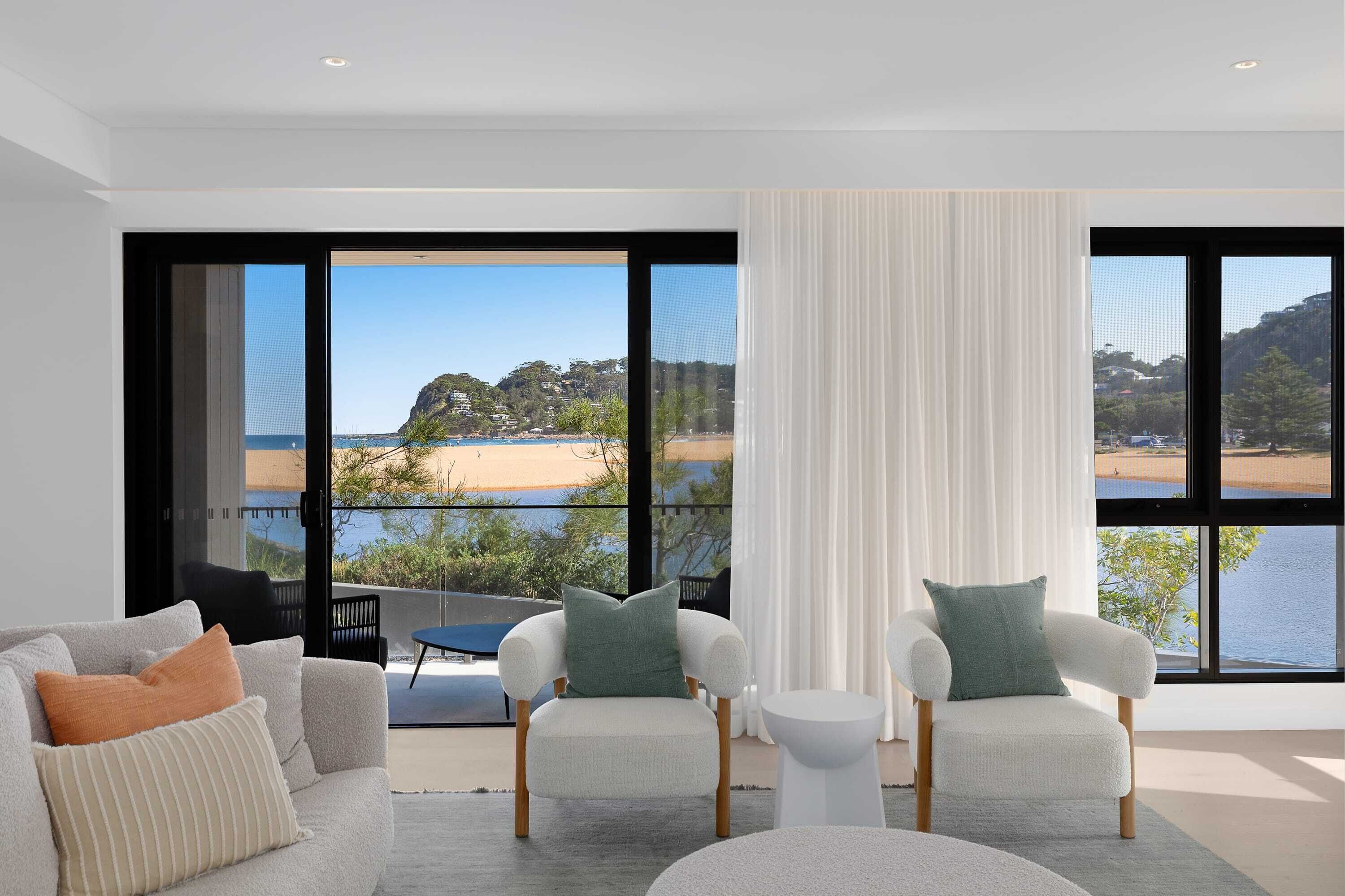 Télévision, cheminée, livres, espaces bureaux