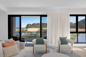 TV, fireplace, books, offices - Maggie's - Winter School Holiday Mid-Week Special (North Avoca)