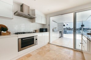 Fridge, microwave, oven, stovetop - MainSail by Coast Hosting (Saint Huberts Island)