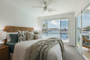 3 bedrooms, iron/ironing board, travel cot, WiFi - MainSail by Coast Hosting (Saint Huberts Island)