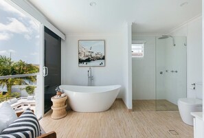 Een douche, een haardroger, shampoo