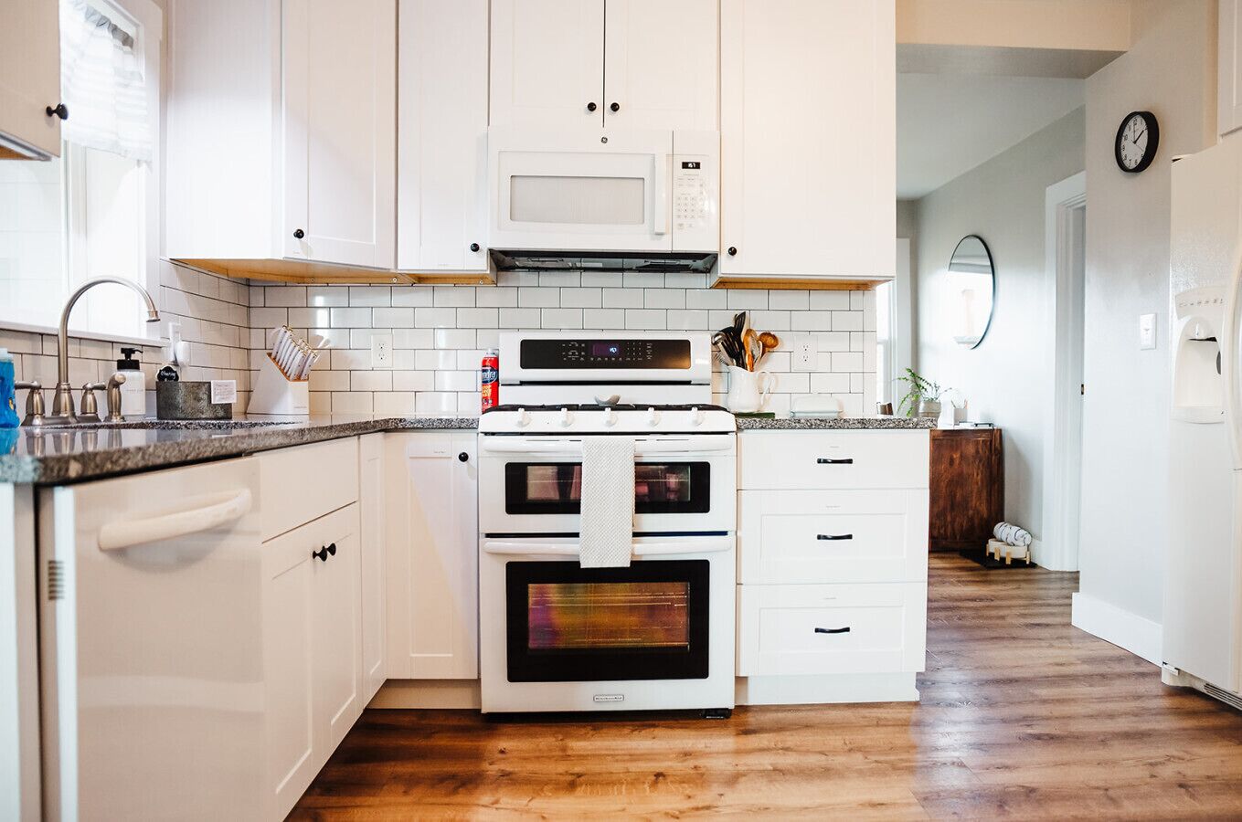 Refrigerador, microondas, horno y parrilla de estufa 
