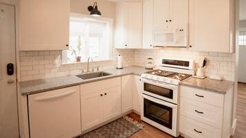 Kylskåp, mikrovågsugn, ugn och spishäll