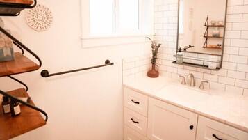 Secador de cabelo, toalhas de banho