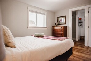 2 soverom, skrivebord, strykejern/-brett og reiseseng for barn