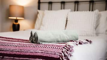 2 quartos, escrivaninha, ferros/tábuas de passar roupa, berço de viagem