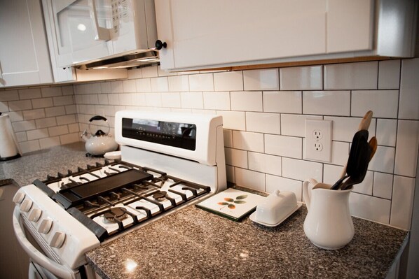 冷蔵庫、電子レンジ、オーブン、コンロ