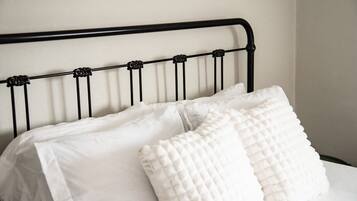 2 chambres, bureau, fer et planche à repasser, lit parapluie