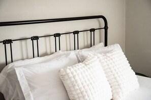 2 室のベッドルーム、デスク、アイロン / アイロン台、旅行用ベビーベッド