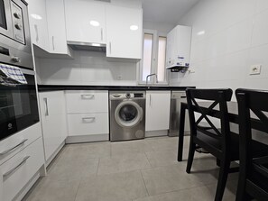 Fridge, microwave, oven, dishwasher - 150A Apartamento moderno, Playa de San Lorenzo (Gijón)