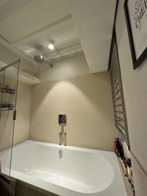 Basic-Apartment | Badezimmer | Dusche, Haartrockner, Handtücher, Seife