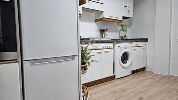 Een koelkast, een magnetron, een oven, een koffiezetapparaat/waterkoker