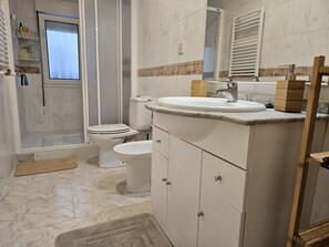 Een douche, een haardroger, handdoeken