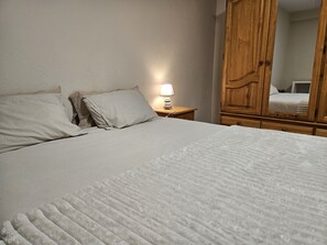 3 makuuhuonetta, silitysrauta/-lauta, ilmainen Wi-Fi, vuodevaatteet