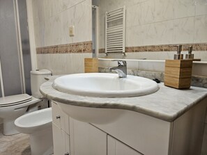 Ducha, secador de pelo y toallas