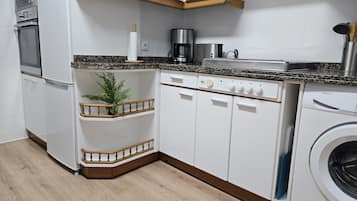 Réfrigérateur, micro-ondes, four, cafetiÚre/bouilloire