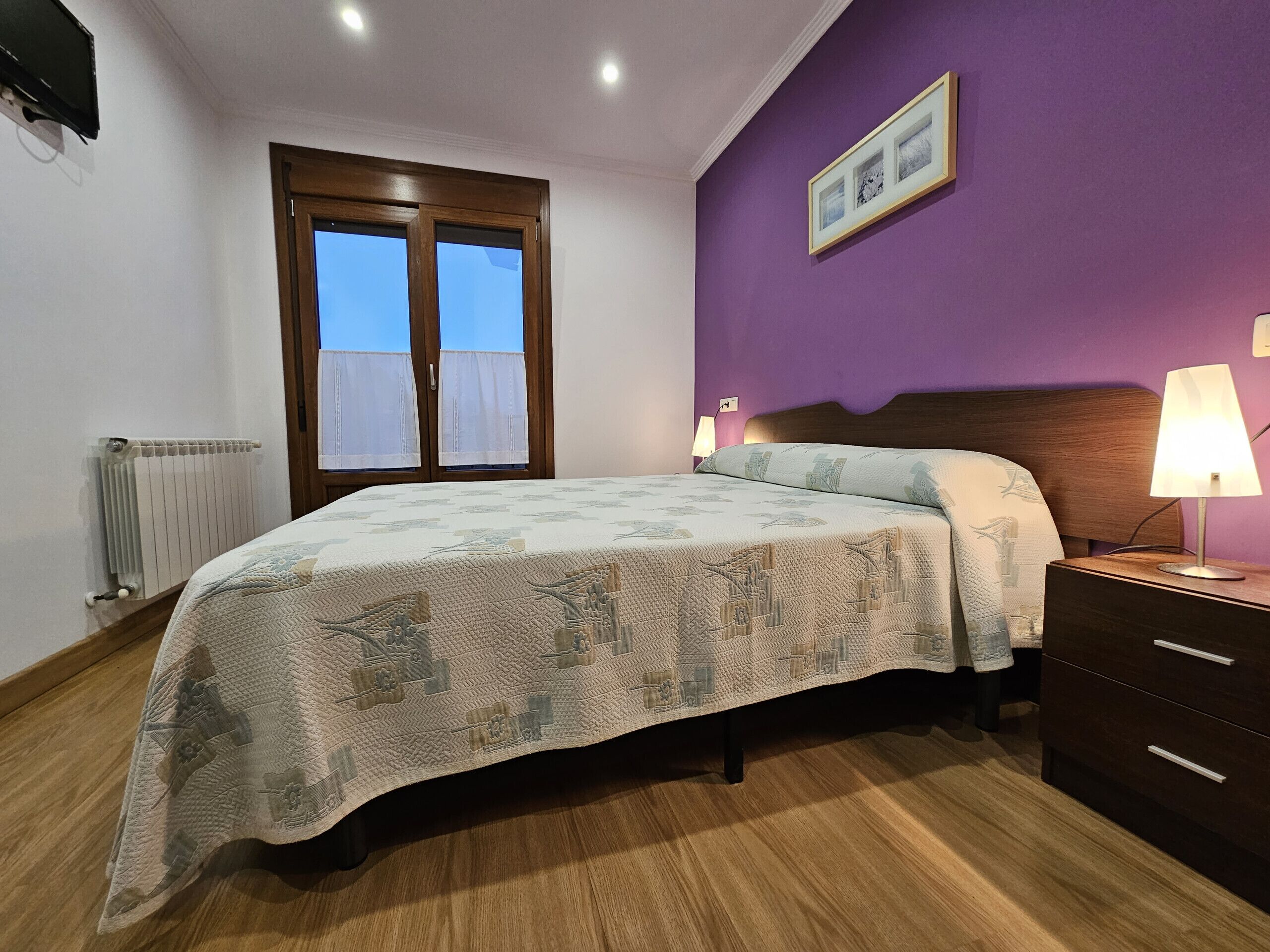 1 dormitorio, tabla de planchar con plancha, wifi gratis y ropa de cama