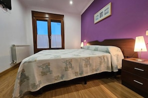 1 dormitorio, tabla de planchar con plancha, wifi gratis y ropa de cama