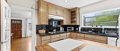 Kühlschrank, Mikrowelle, Herdplatte, Wasserkocher mit Kaffee-/Teezubehör