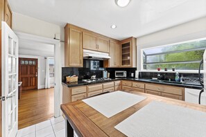 Kühlschrank, Mikrowelle, Herdplatte, Wasserkocher mit Kaffee-/Teezubehör