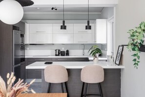 Réfrigérateur, micro-ondes, four, plaque de cuisson