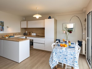 Kühlschrank, Mikrowelle, Ofen, Geschirrspüler