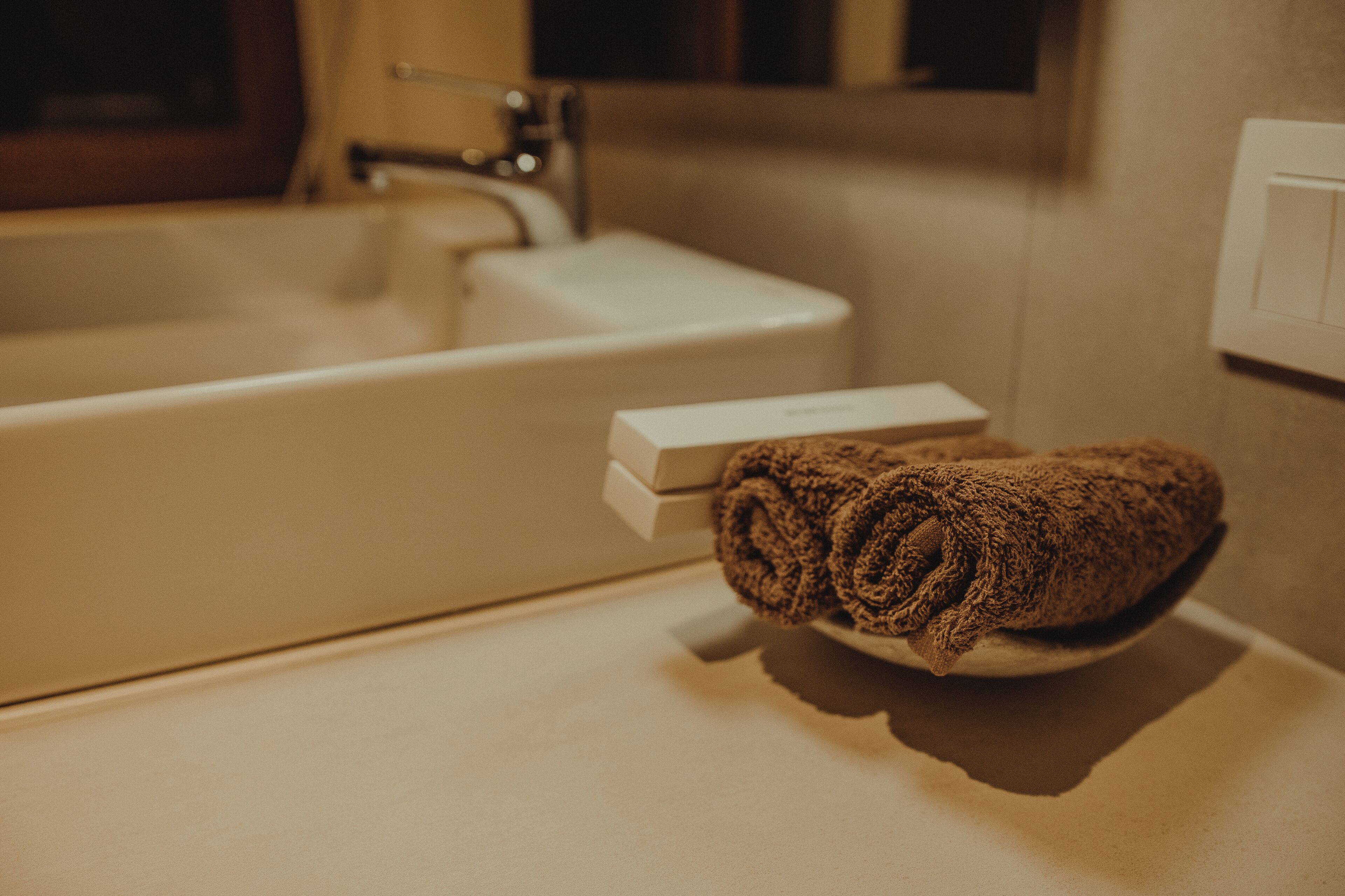 Une salle de bain avec une baignoire, une serviette et un porte-savon.