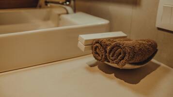Une salle de bain avec une baignoire, une serviette et un porte-savon.